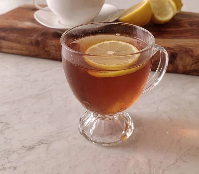 Gelatin trick recipe drink made with tea and lemon served in a clear glass cup